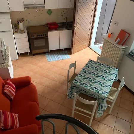 Casetta Azzurra In Corte Medioevale Semesterbostad *